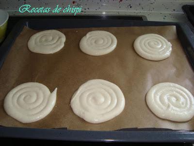 MEDIAS LUNAS CON CREMA DE YEMA