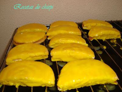 MEDIAS LUNAS CON CREMA DE YEMA