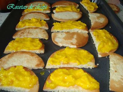 MEDIAS LUNAS CON CREMA DE YEMA