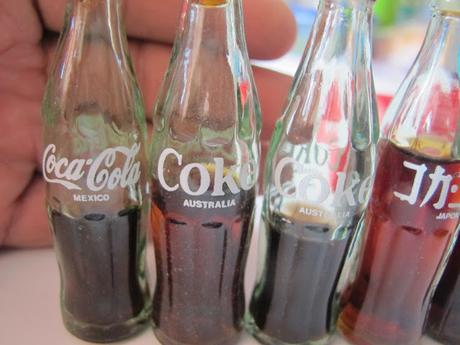 EL CAJON CON LAS MINI BOTELLAS DE COCA COLA