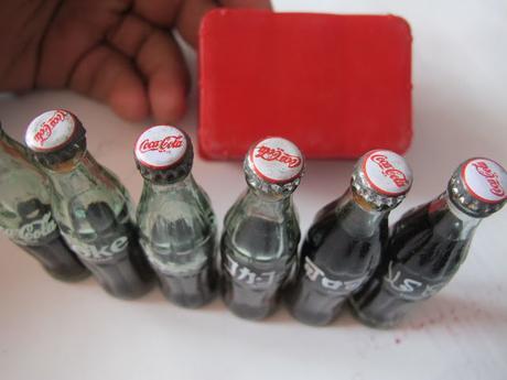 EL CAJON CON LAS MINI BOTELLAS DE COCA COLA