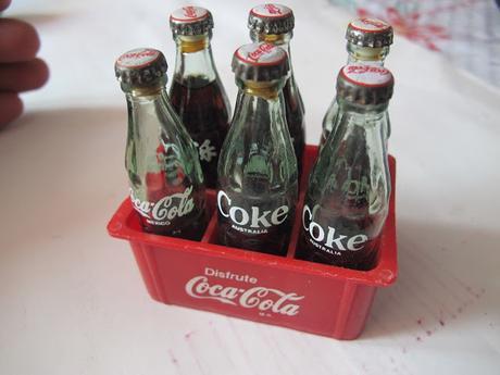 EL CAJON CON LAS MINI BOTELLAS DE COCA COLA