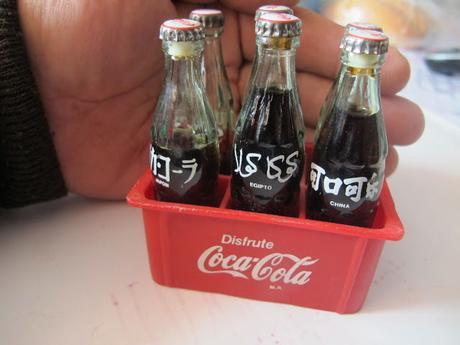 EL CAJON CON LAS MINI BOTELLAS DE COCA COLA EL CAJON CON LAS MINI BOTELLAS DE COCA COLA