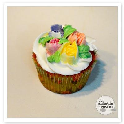 CUPCAKES DE PRIMAVERA DE VAINILLA CON BOQUILLAS RUSAS / SPRING VANILLA CUPCAKES WITH RUSSIAN PIPING TIPS