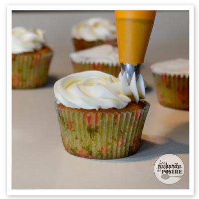 CUPCAKES DE PRIMAVERA DE VAINILLA CON BOQUILLAS RUSAS / SPRING VANILLA CUPCAKES WITH RUSSIAN PIPING TIPS