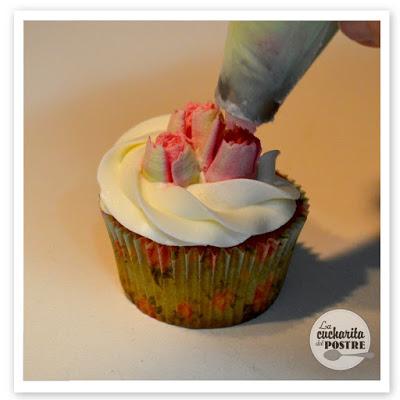 CUPCAKES DE PRIMAVERA DE VAINILLA CON BOQUILLAS RUSAS / SPRING VANILLA CUPCAKES WITH RUSSIAN PIPING TIPS