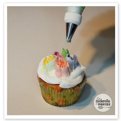 CUPCAKES DE PRIMAVERA DE VAINILLA CON BOQUILLAS RUSAS / SPRING VANILLA CUPCAKES WITH RUSSIAN PIPING TIPS