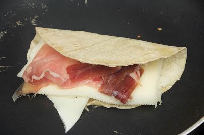 Quesadillas de quesos con pavo y jamón serrano sin gluten