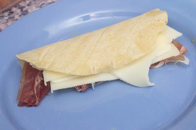 Quesadillas de quesos con pavo y jamón serrano sin gluten