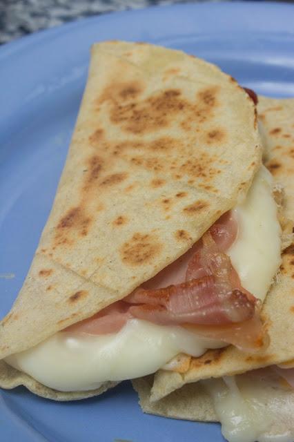 Quesadillas de quesos con pavo y jamón serrano sin gluten