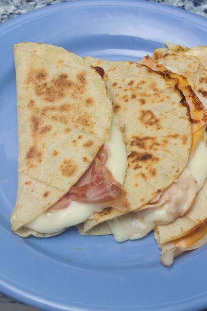 Quesadillas de quesos con pavo y jamón serrano sin gluten