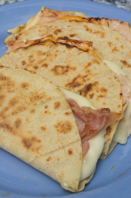 Quesadillas de quesos con pavo y jamón serrano sin gluten