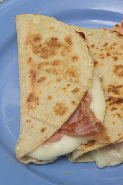 Quesadillas de quesos con pavo y jamón serrano sin gluten