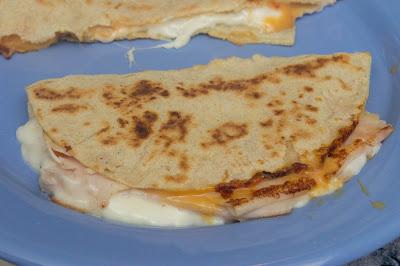 Quesadillas de quesos con pavo y jamón serrano sin gluten