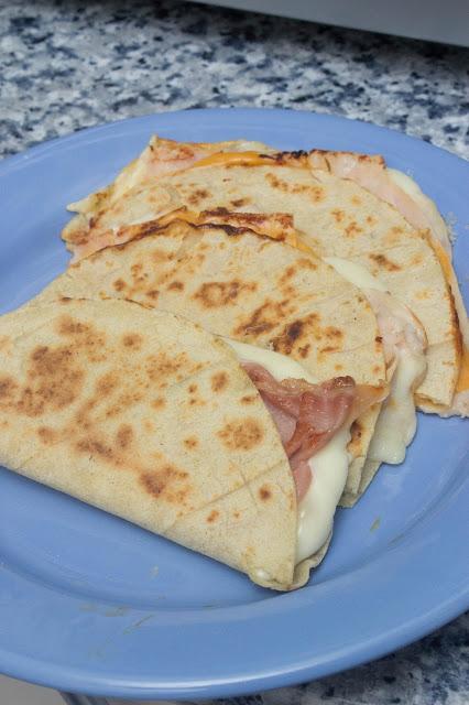 Quesadillas de quesos con pavo y jamón serrano sin gluten