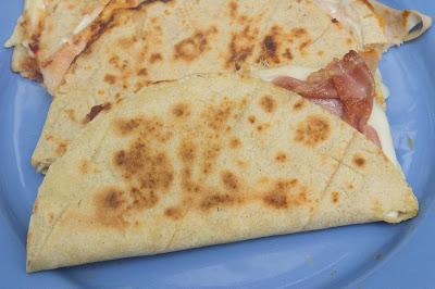 Quesadillas de quesos con pavo y jamón serrano sin gluten