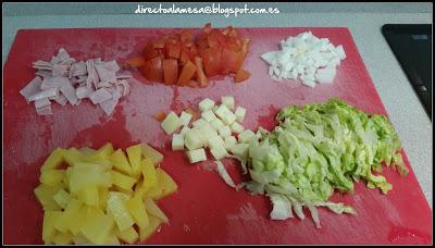 Ensalada de arroz, piña y salsa rosa