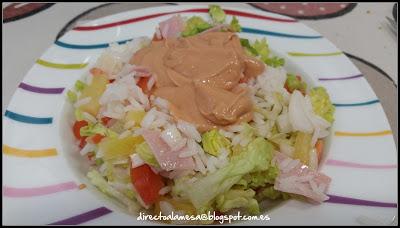 Ensalada de arroz, piña y salsa rosa