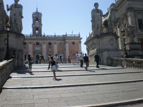 la colina del Campidoglio, subiendo por las escaleras de Miguel Ángel...