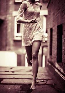 TÚ CORRE, MUCHACHA, CORRE...