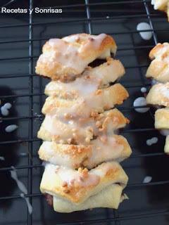 TRENZAS DE HOJALDRE CON MERMELADA DE ARÁNDANOS Y ALMENDRAS