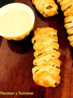 TRENZAS DE HOJALDRE CON MERMELADA DE ARÁNDANOS Y ALMENDRAS