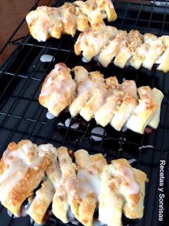 TRENZAS DE HOJALDRE CON MERMELADA DE ARÁNDANOS Y ALMENDRAS