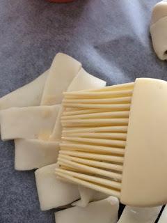 TRENZAS DE HOJALDRE CON MERMELADA DE ARÁNDANOS Y ALMENDRAS