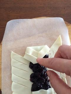 TRENZAS DE HOJALDRE CON MERMELADA DE ARÁNDANOS Y ALMENDRAS