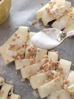 TRENZAS DE HOJALDRE CON MERMELADA DE ARÁNDANOS Y ALMENDRAS