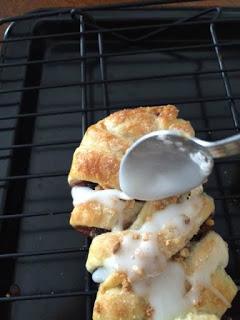 TRENZAS DE HOJALDRE CON MERMELADA DE ARÁNDANOS Y ALMENDRAS