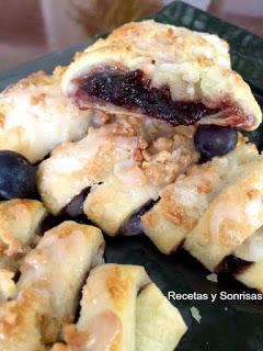 TRENZAS DE HOJALDRE CON MERMELADA DE ARÁNDANOS Y ALMENDRAS