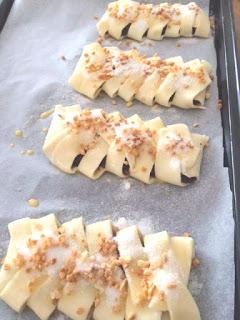 TRENZAS DE HOJALDRE CON MERMELADA DE ARÁNDANOS Y ALMENDRAS