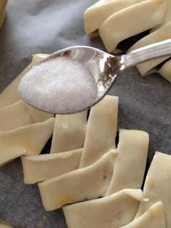 TRENZAS DE HOJALDRE CON MERMELADA DE ARÁNDANOS Y ALMENDRAS