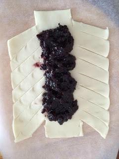 TRENZAS DE HOJALDRE CON MERMELADA DE ARÁNDANOS Y ALMENDRAS