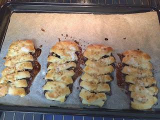 TRENZAS DE HOJALDRE CON MERMELADA DE ARÁNDANOS Y ALMENDRAS