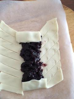 TRENZAS DE HOJALDRE CON MERMELADA DE ARÁNDANOS Y ALMENDRAS