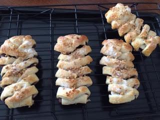 TRENZAS DE HOJALDRE CON MERMELADA DE ARÁNDANOS Y ALMENDRAS