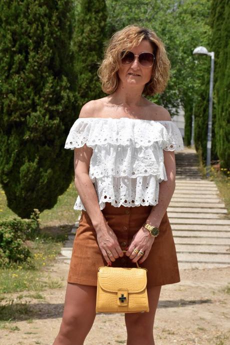 Off shoulders top and suede