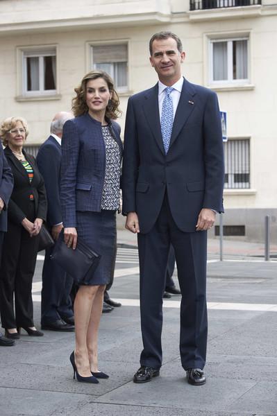 Dña. Letizia, repite traje de cuero azul, con Beatriz de Holanda