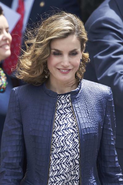 Dña. Letizia, repite traje de cuero azul, con Beatriz de Holanda