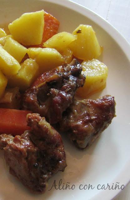 CONEJO MARINADO ENCEBOLLADO CON GUARNICIÓN DE ZANAHORIAS