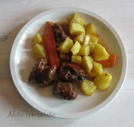 CONEJO MARINADO ENCEBOLLADO CON GUARNICIÓN DE ZANAHORIAS