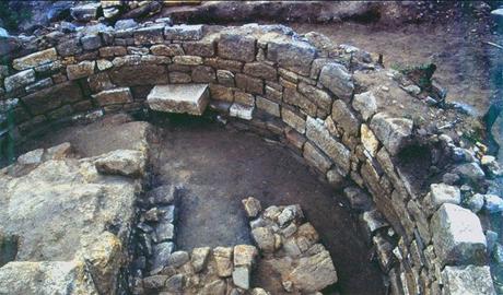 Arqueólogos descubren la tumba de aristóteles
