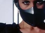Policía acero (1995), ella demoledora