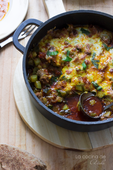 Cazuela de salchichas con calabacín y gratinado de mozzarella