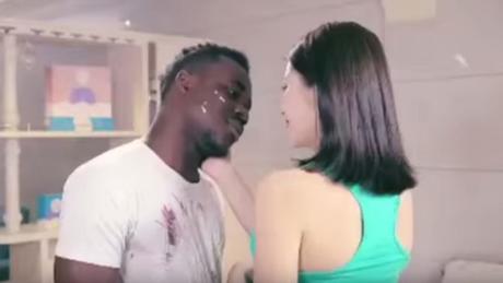 El anuncio chino que está dando la vuelta al mundo acusado de ser racista