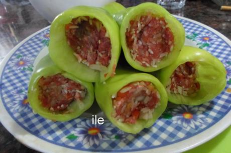 Ajíes rellenos de carne y arroz
