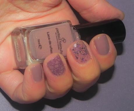 En modo morado (look, outfit, manicura)