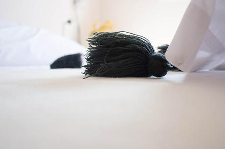 CUSTOMIZA UNAS SÁBANAS BLANCAS CON BORLAS DE LANA